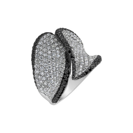 Ring with black and white diamonds Achilea