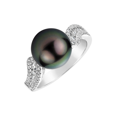 Diamond ring with Pearl Tahmina