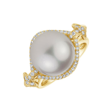 Diamond ring with Pearl Madame Tusaud