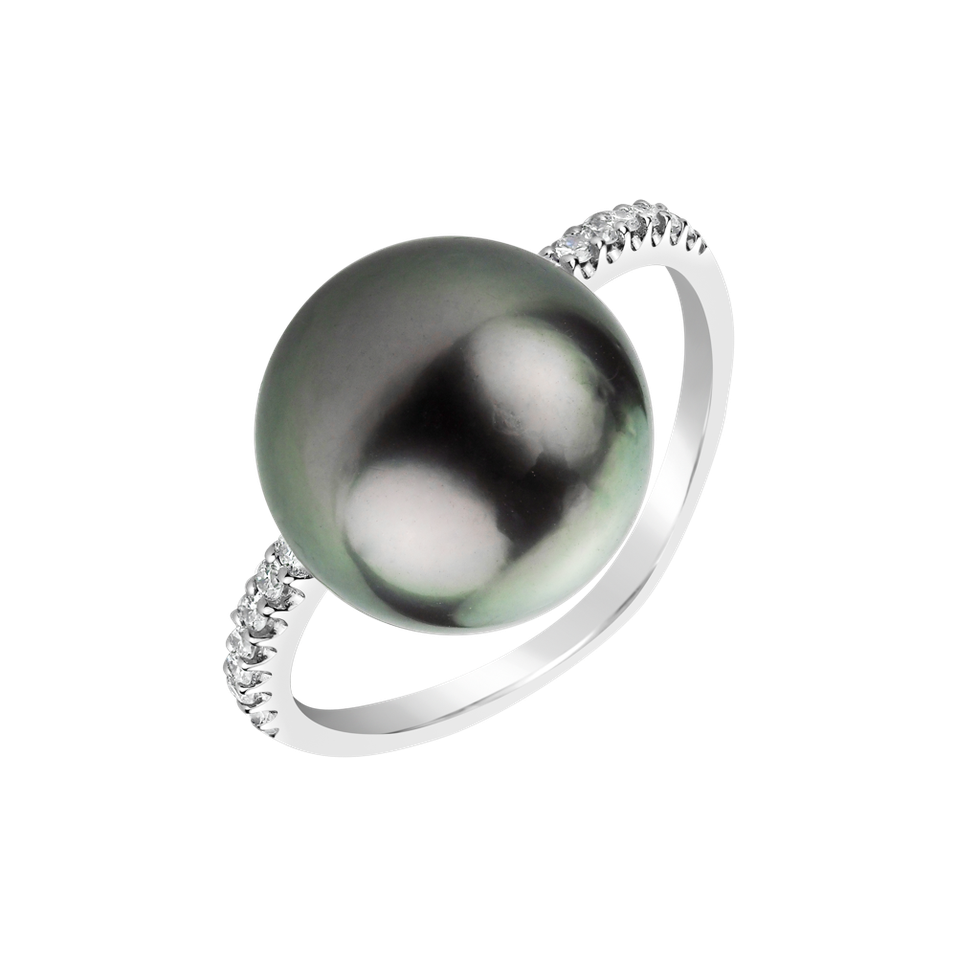 Diamond ring with Pearl Calvert