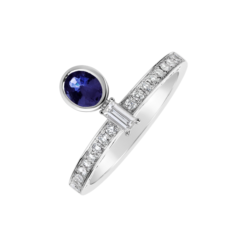 Diamond ring with Sapphire Verona