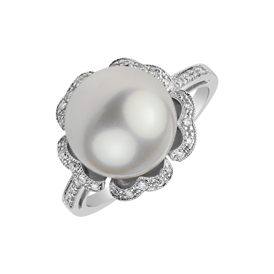 Diamond ring with Pearl Weddell