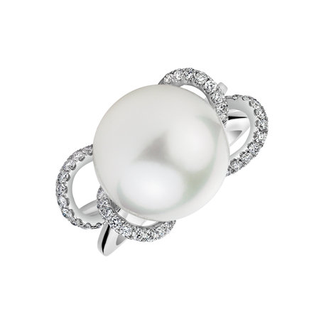 Diamond ring with Pearl Passepied