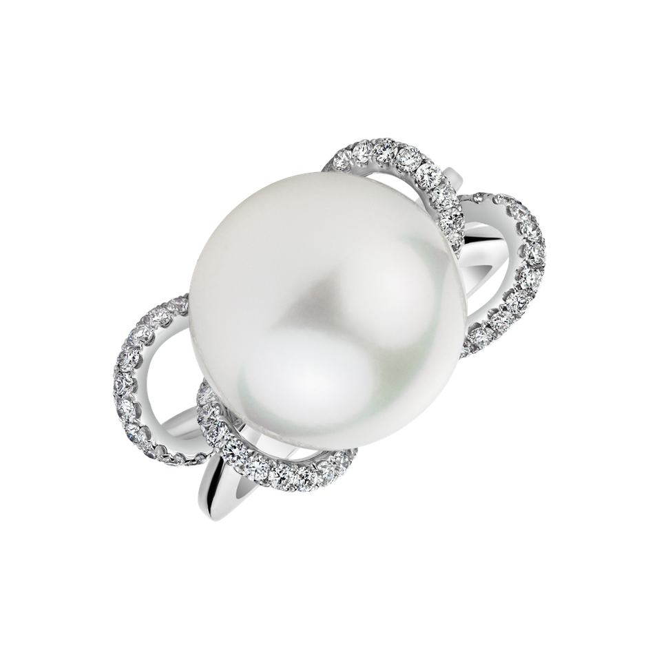 Diamond ring with Pearl Passepied