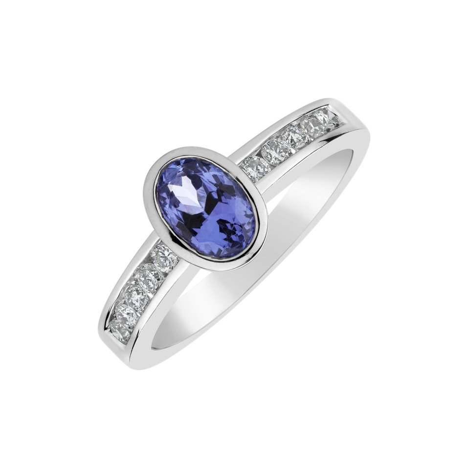 Ring with Iolite and diamonds Perfect Escape