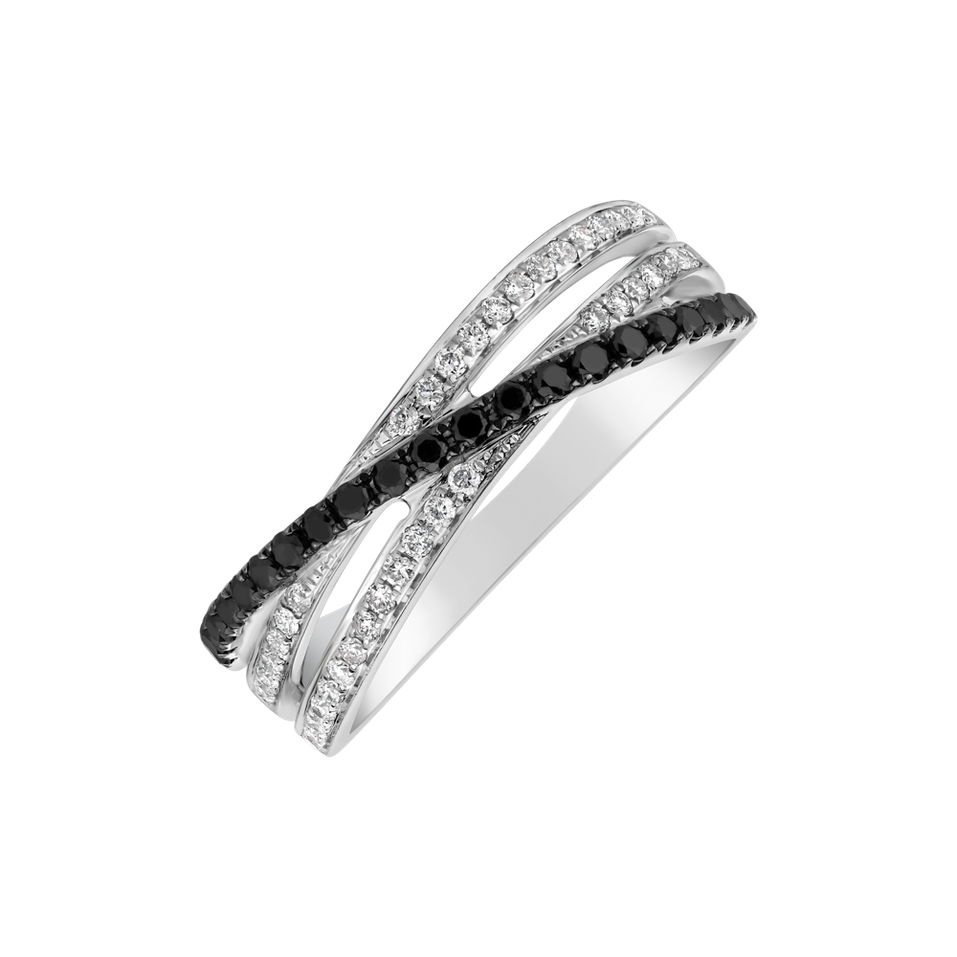 Ring with black and white diamonds Disturbance of Light