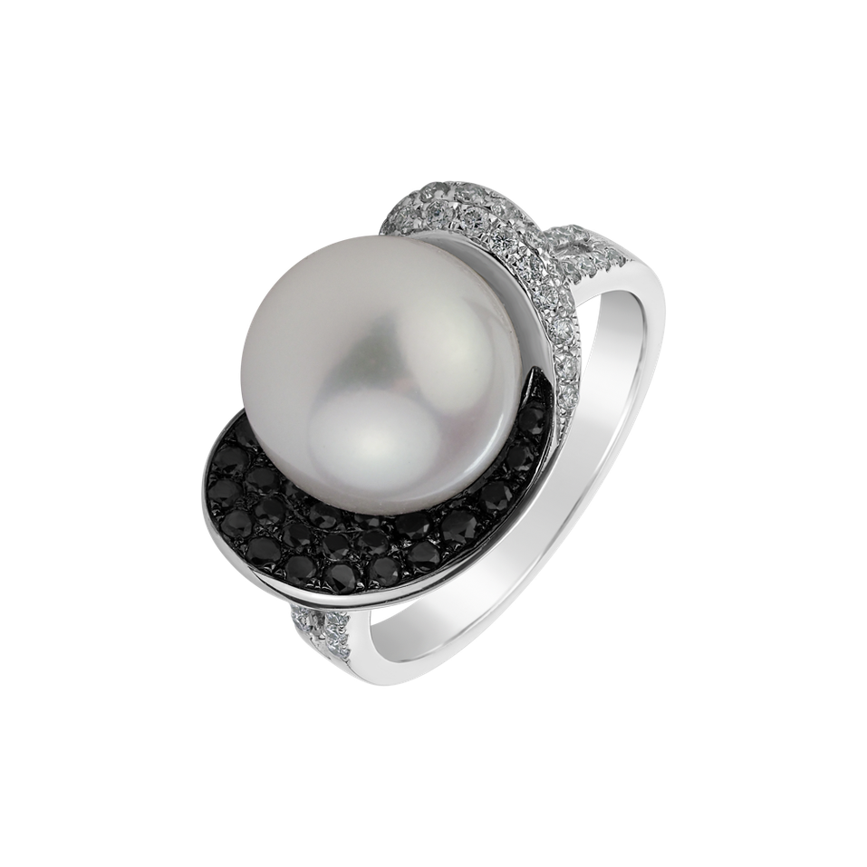 Ring with black and white diamonds and Pearl Cruell Pearl