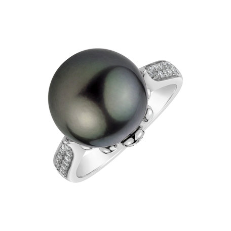 Diamond ring with Pearl Oayth