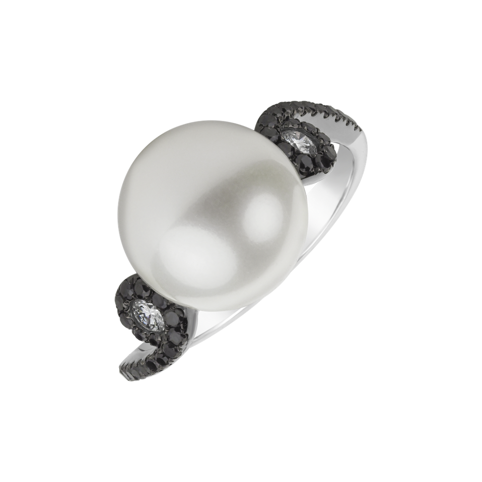 Ring with black and white diamonds and Pearl Oceanus Grace