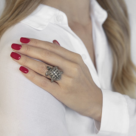 Ring with brown diamonds and Garnet Exotic Turtle