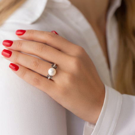 Ring with black and white diamonds and Pearl Deep Darkness