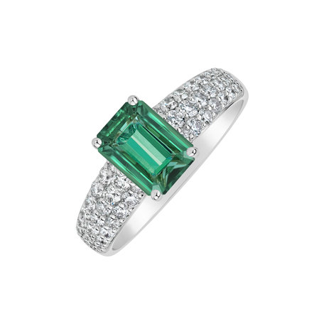 Diamond ring with Emerald Diamond Whisper