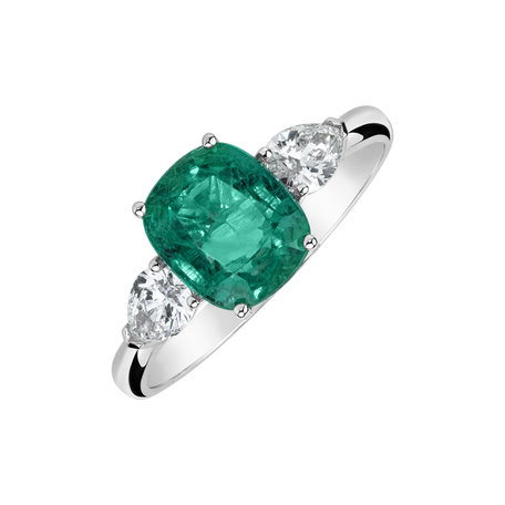 Diamond ring with Emerald Galdor