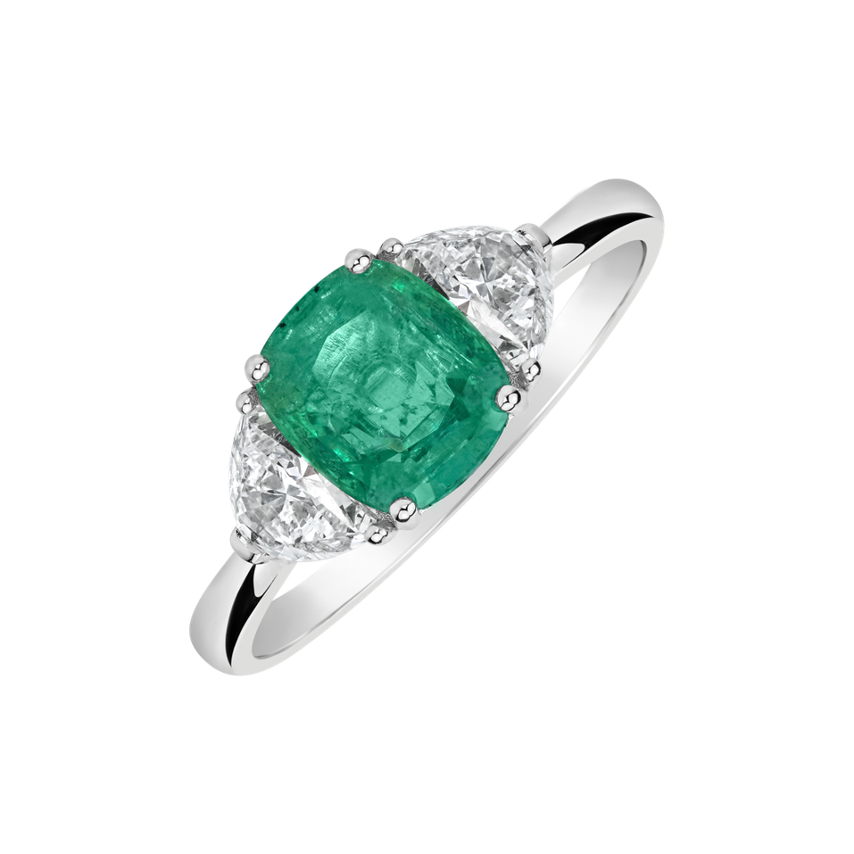 Diamond ring with Emerald Nyx