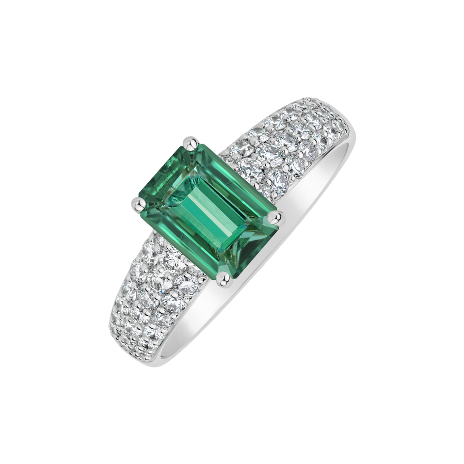 Diamond ring with Emerald Diamond Whisper