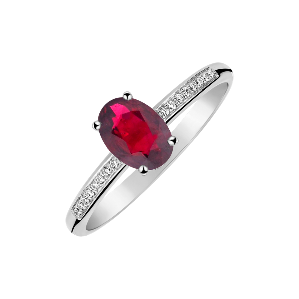 Diamond ring with Ruby Pauliene