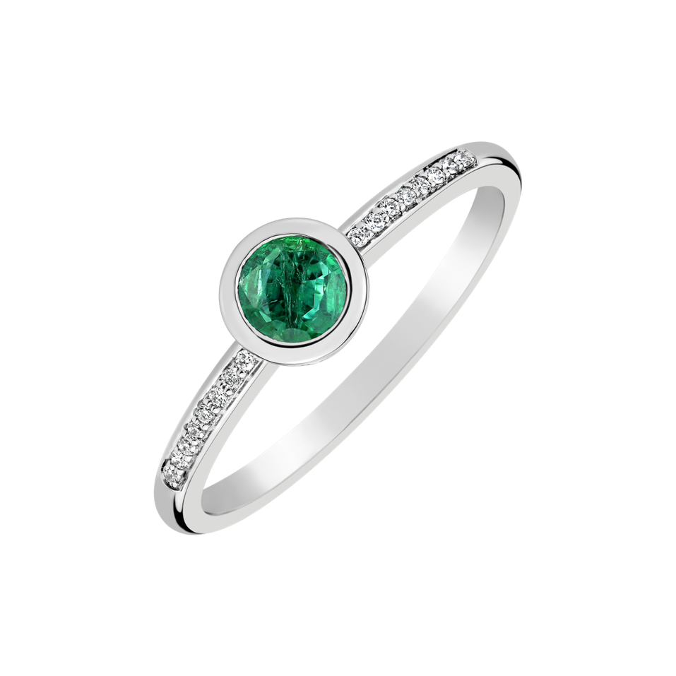 Diamond ring with Emerald Regal Elegance