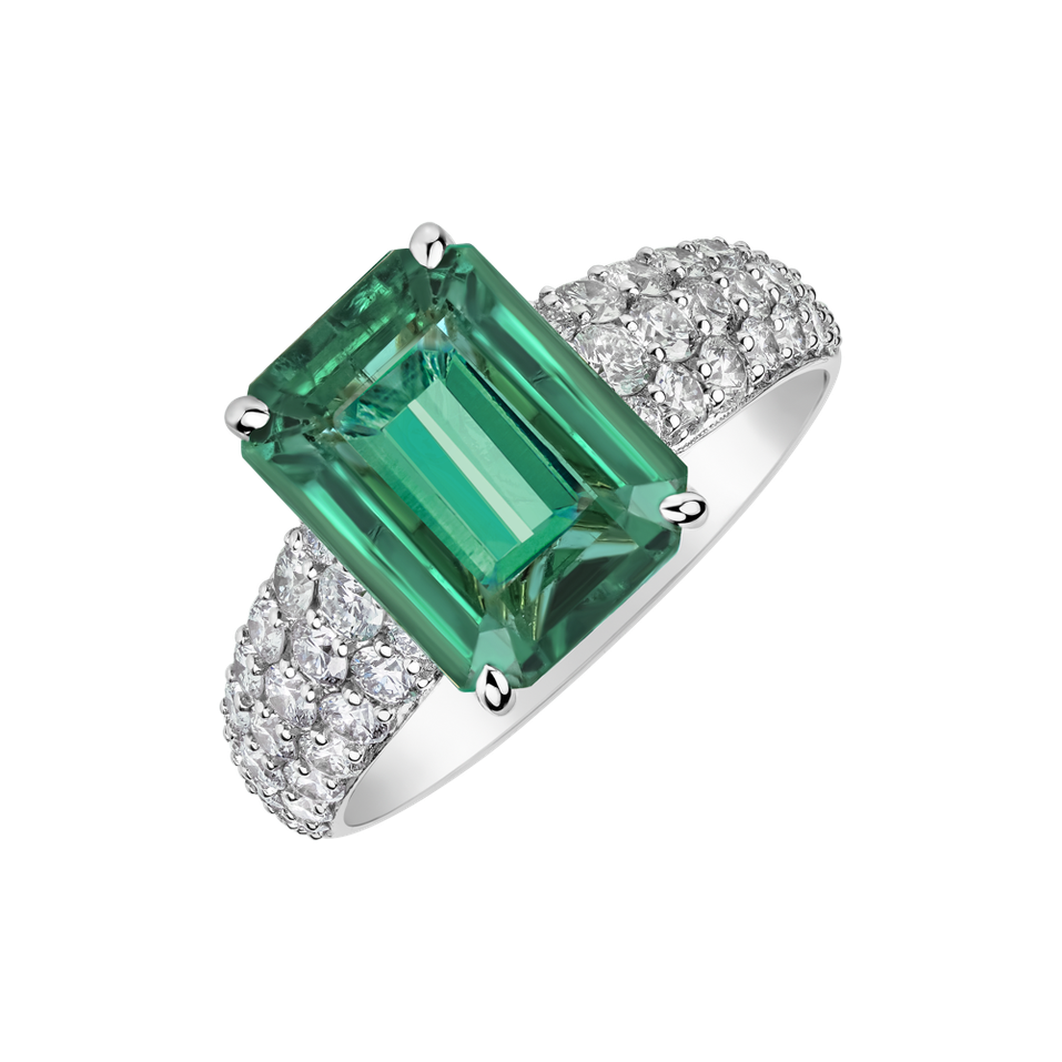 Diamond ring with Emerald Diamond Whisper