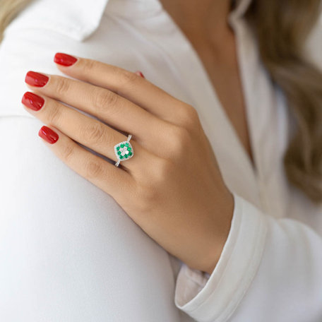 Diamond ring with Emerald Bleckbell