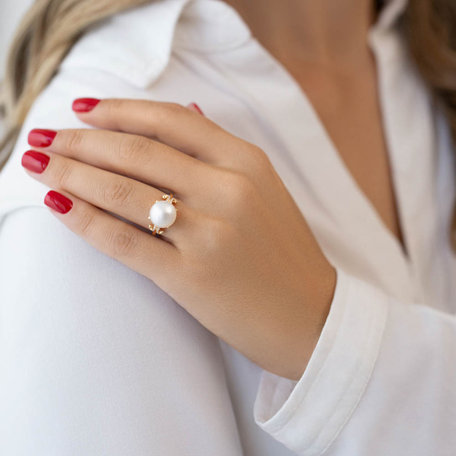 Diamond ring with Pearl Tussaud